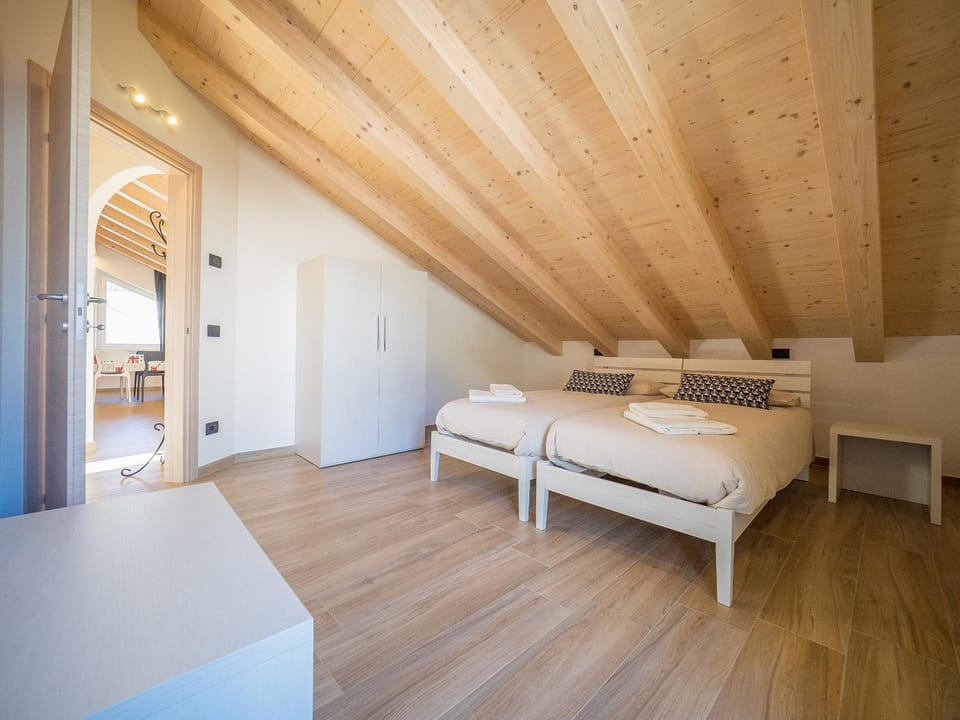 Photo of the whole room, Bedroom, wardrobe