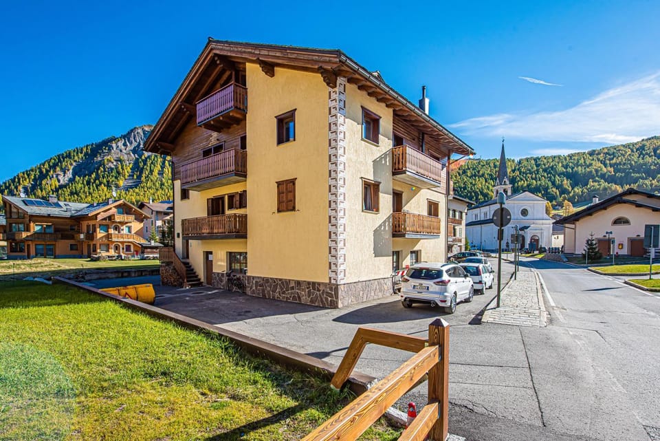 Day, Neighbourhood, Natural landscape, Street view, Parking