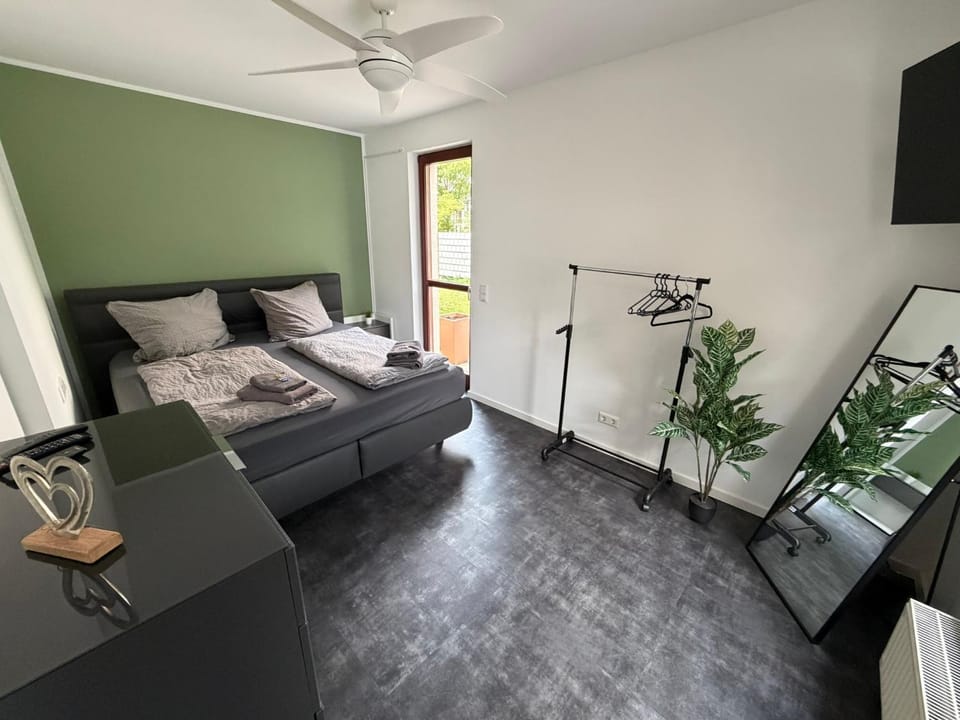 Bed, TV and multimedia, Balcony/Terrace, Photo of the whole room, Bedroom
