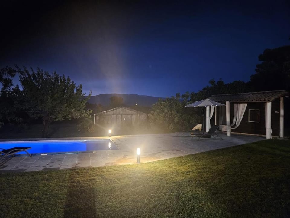 Mas de la Rode Swimming pool, tennis view of Mont Ventoux Villa in Mormoiron