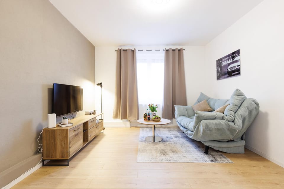 Communal lounge/ TV room, TV and multimedia, Living room, Seating area, Evening entertainment