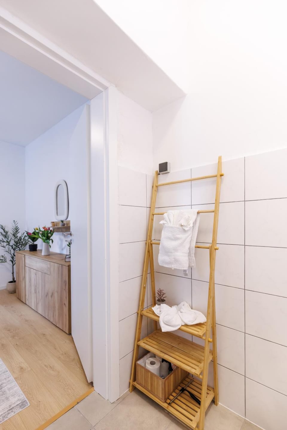 Photo of the whole room, towels