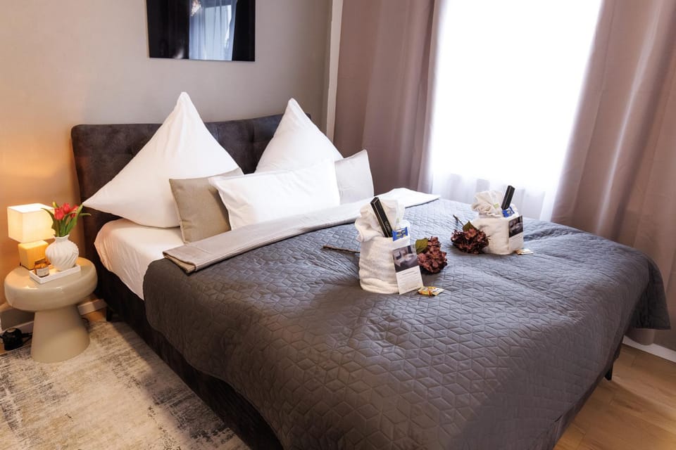 Bed, Photo of the whole room, Bedroom, towels