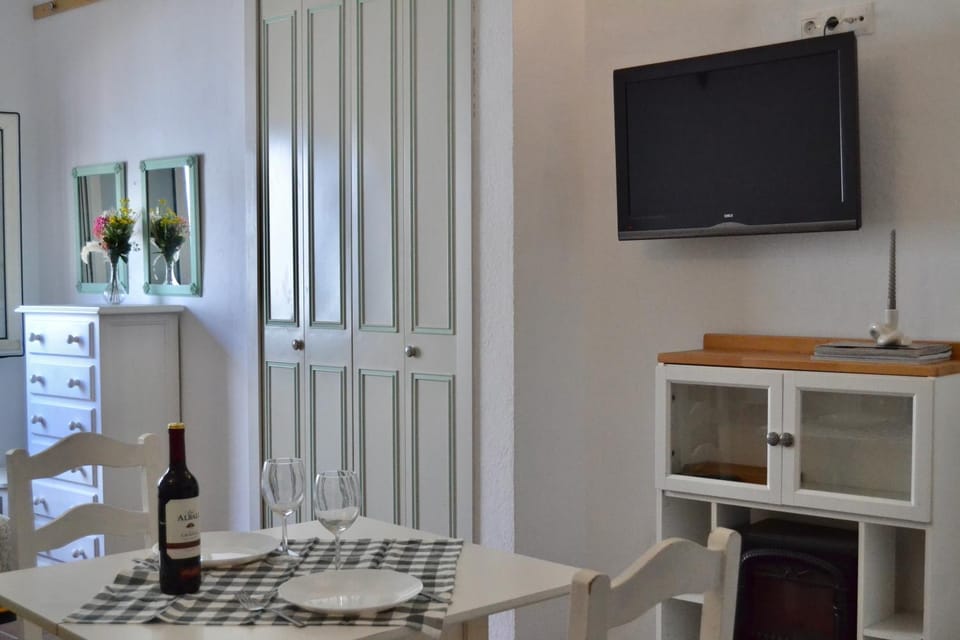 Communal lounge/ TV room, TV and multimedia, Food and drinks, Dining area