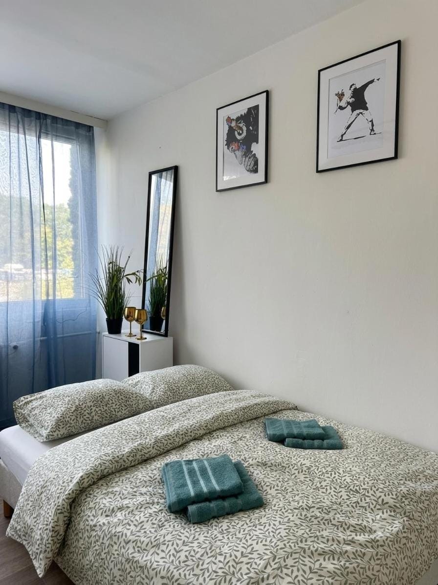 Bed, Living room