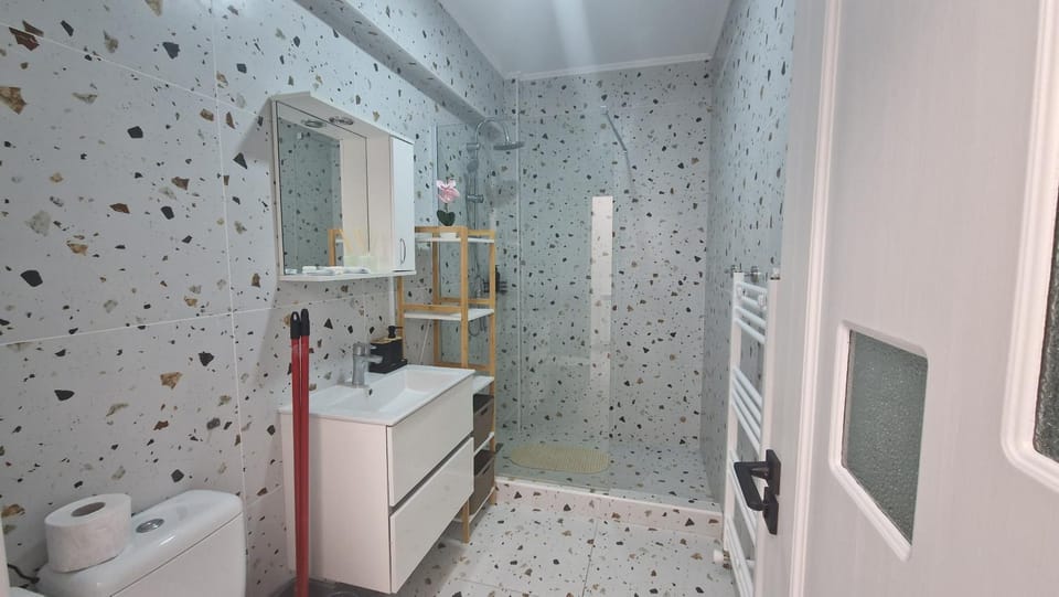 Shower, Toilet, Bathroom, washing machine, dryer