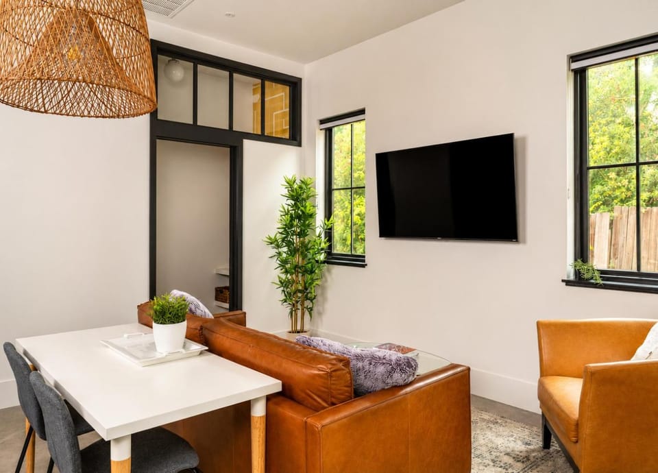 Communal lounge/ TV room, TV and multimedia, Living room, Seating area, Dining area, Evening entertainment