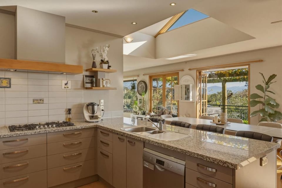 Wisteria Retreat Boutique Stay with Views & Sauna Apartment in Blenheim