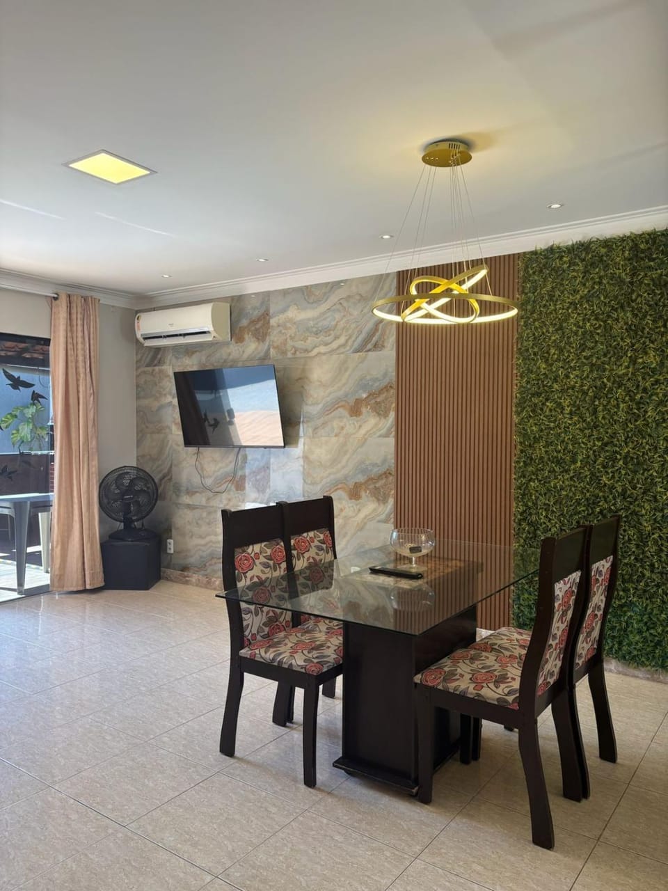 TV and multimedia, Living room, Seating area, Dining area, air conditioner