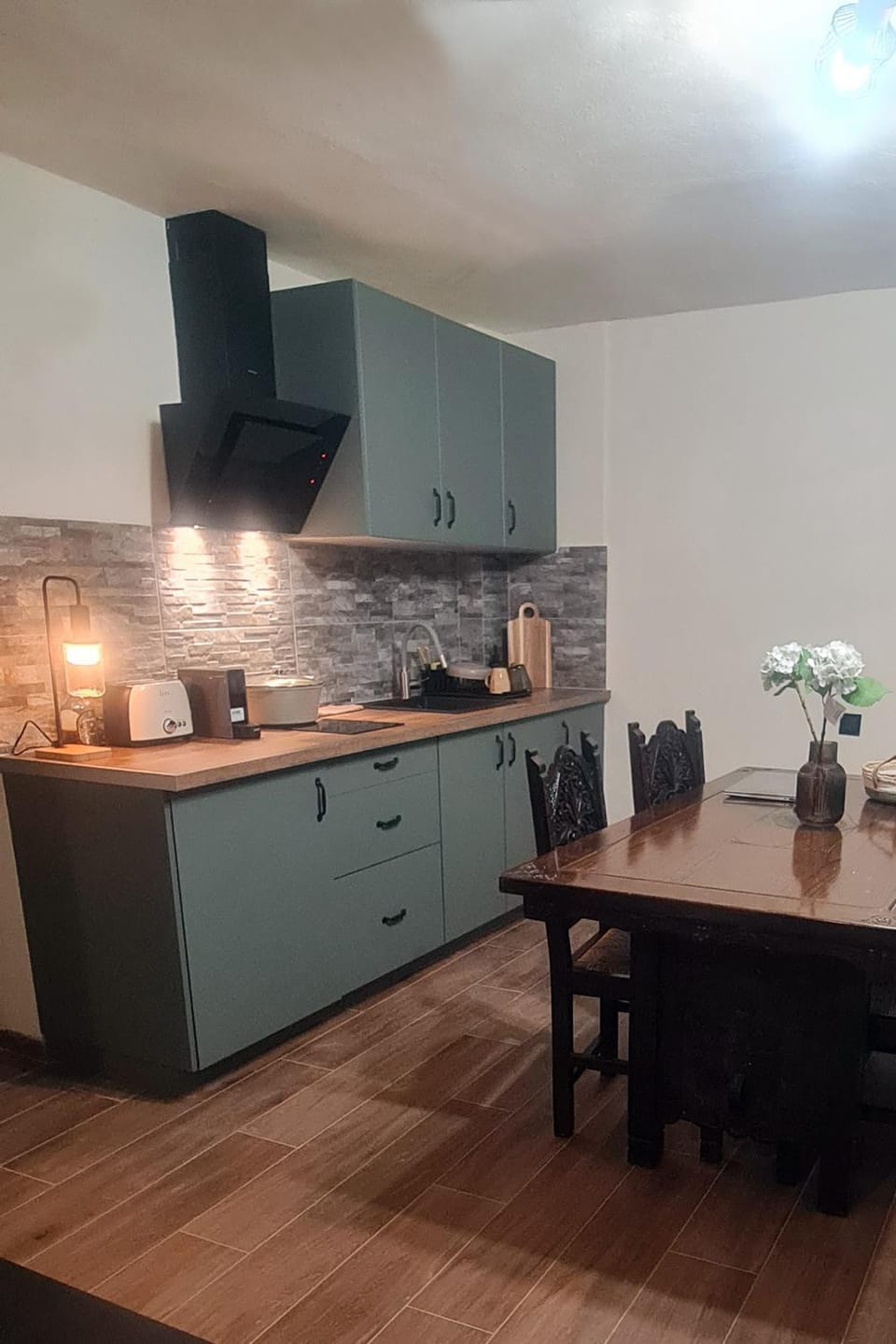 Kitchen or kitchenette, Dining area