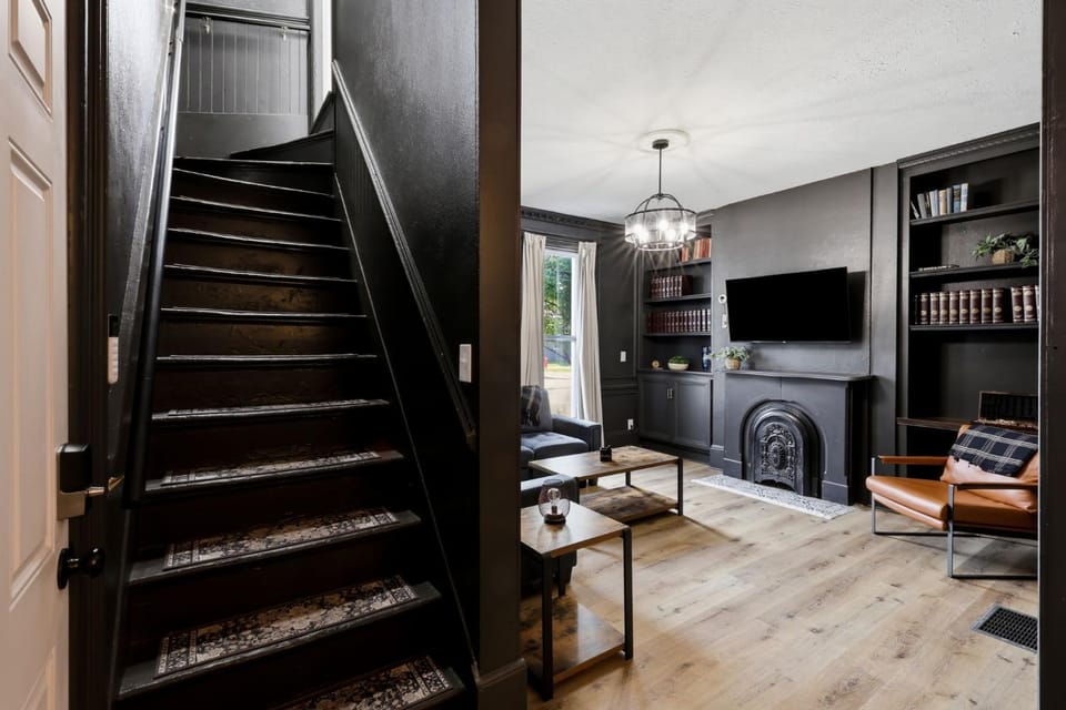 Heart of Ohio City Sleeps 8 & Fenced Yard House in Ohio City