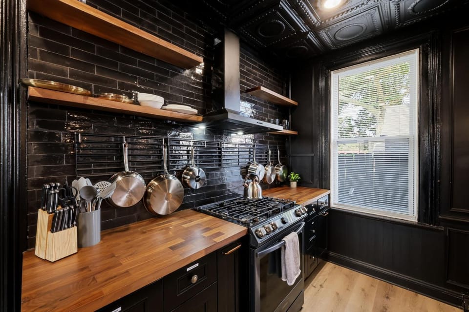 Heart of Ohio City Sleeps 8 & Fenced Yard House in Ohio City
