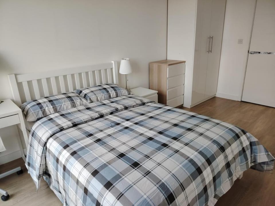 Spacious 3 Bedroom Flat Canada Water Balcony Apartment in London Borough of Southwark