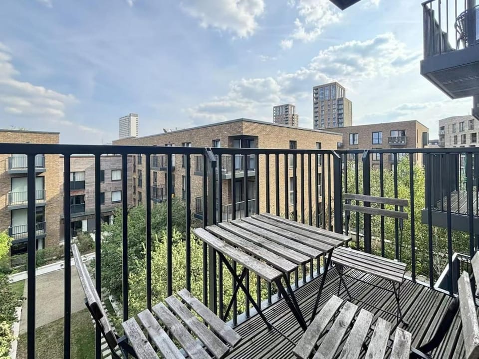 Spacious 3 Bedroom Flat Canada Water Balcony Apartment in London Borough of Southwark