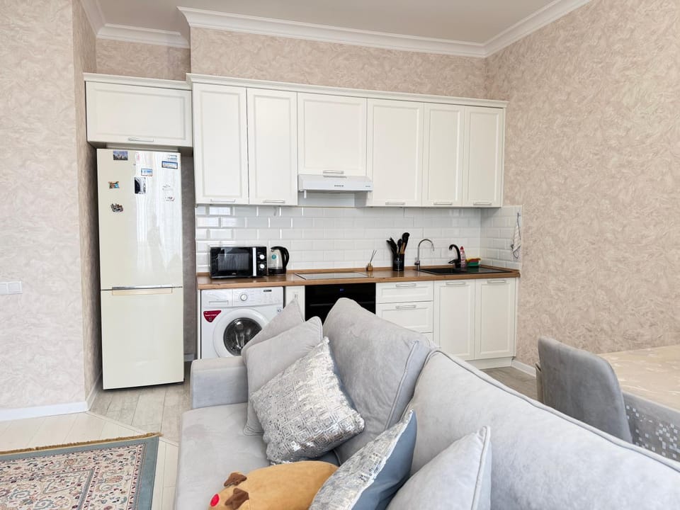 Coffee/tea facilities, Kitchen or kitchenette, Living room, Seating area, Dining area, minibar, oven, stove