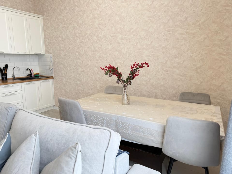 Kitchen or kitchenette, Living room, Seating area, Dining area