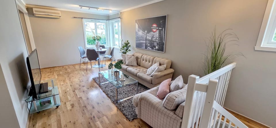 Communal lounge/ TV room, TV and multimedia, Living room, Seating area, air conditioner
