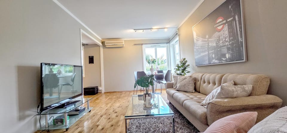 Communal lounge/ TV room, TV and multimedia, Living room, Seating area, air conditioner