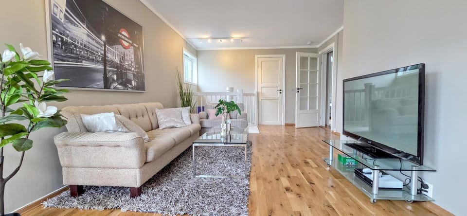 Communal lounge/ TV room, TV and multimedia, Living room, Seating area