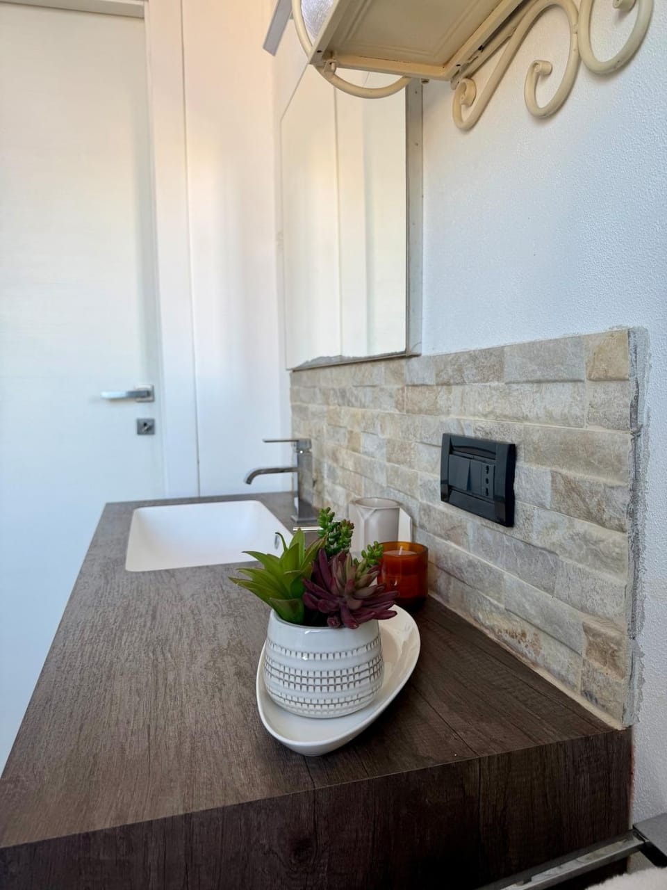 Milan Chic - Design Apartment with Balcony - Near M2 Metro Apartment in Milan