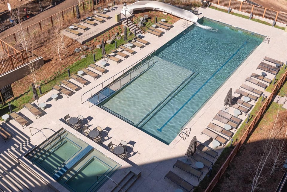 New Listing Modern 2BR Condo Ski-in Ski-out Pool HotTub Apartment in Snowmass Village
