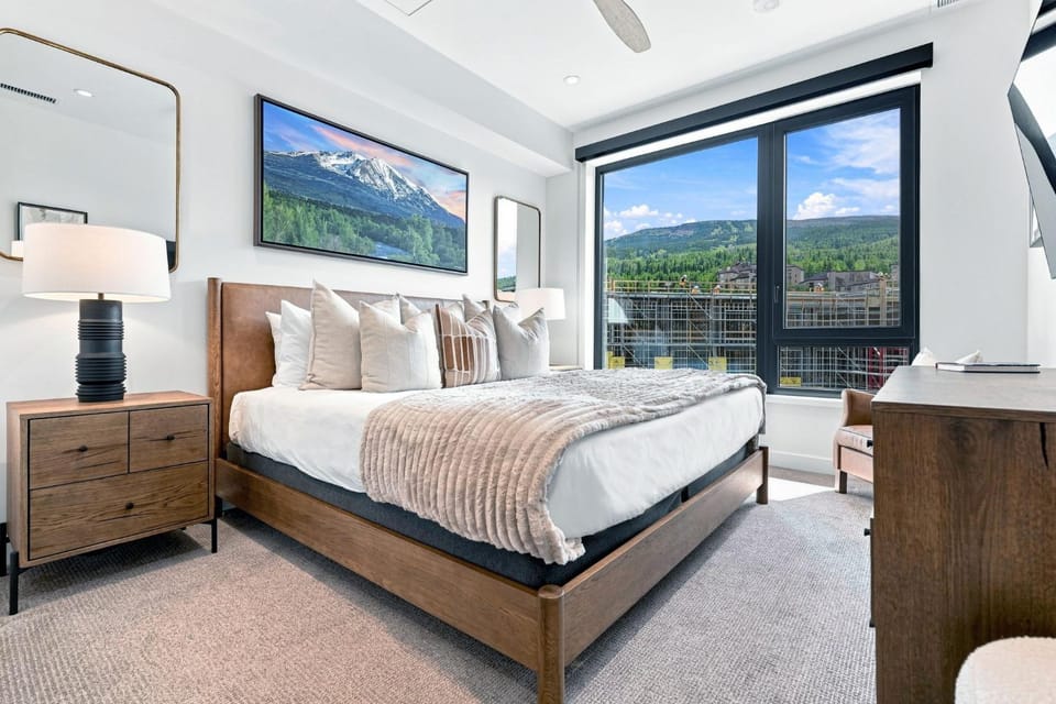 New Listing Modern 2BR Condo Ski-in Ski-out Pool HotTub Apartment in Snowmass Village