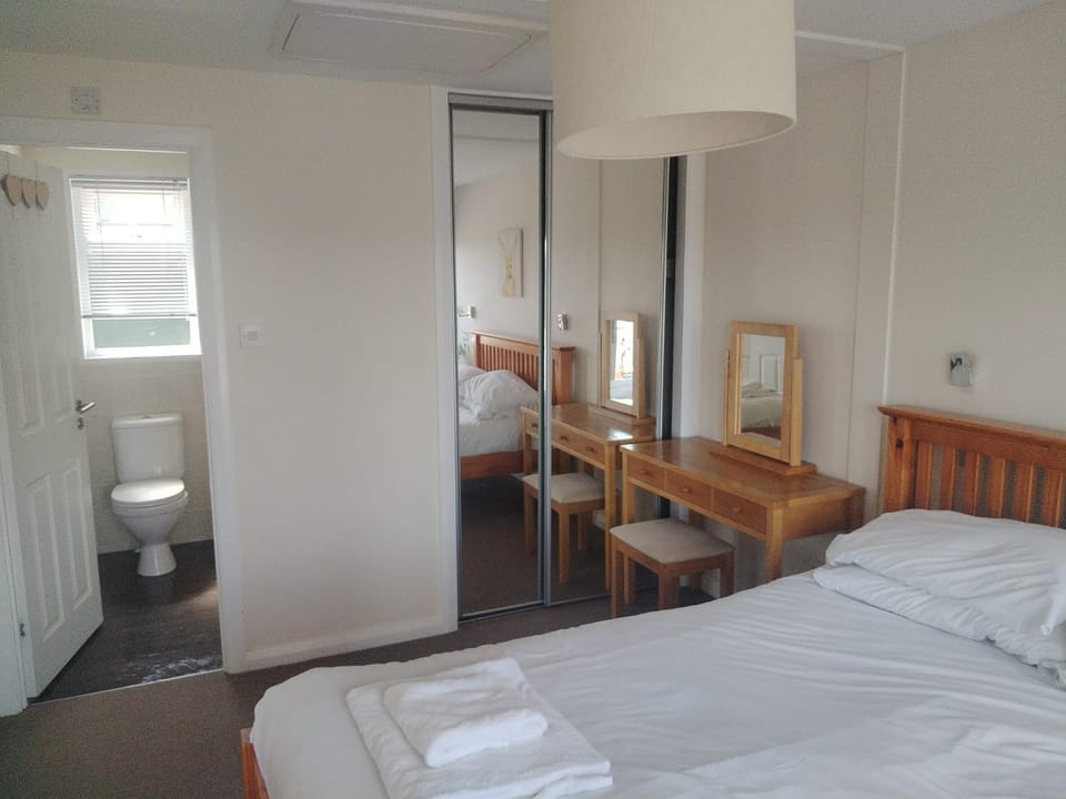 Lodge 13 Upton Lakes & Lodges Old Hill Cullompton Devon EX151RA House in East Devon District