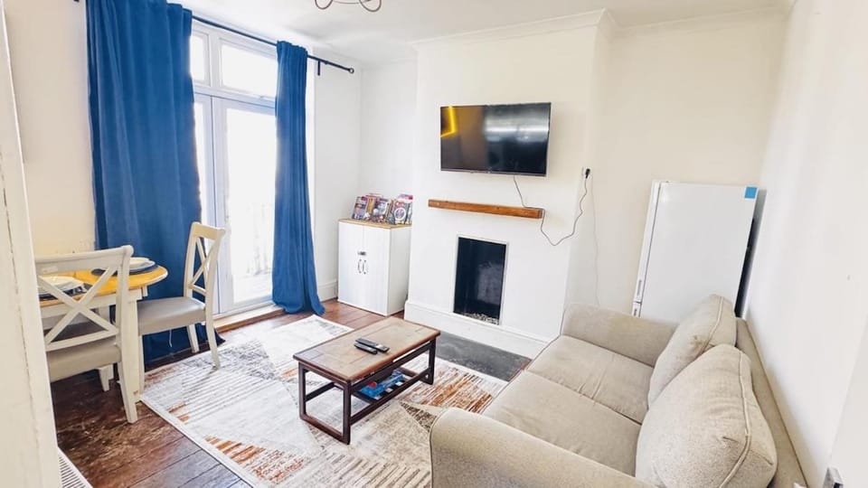 4 Bedroom house Bristol Eastville sleeps 9 Contractors Long stay Apartment in Bristol