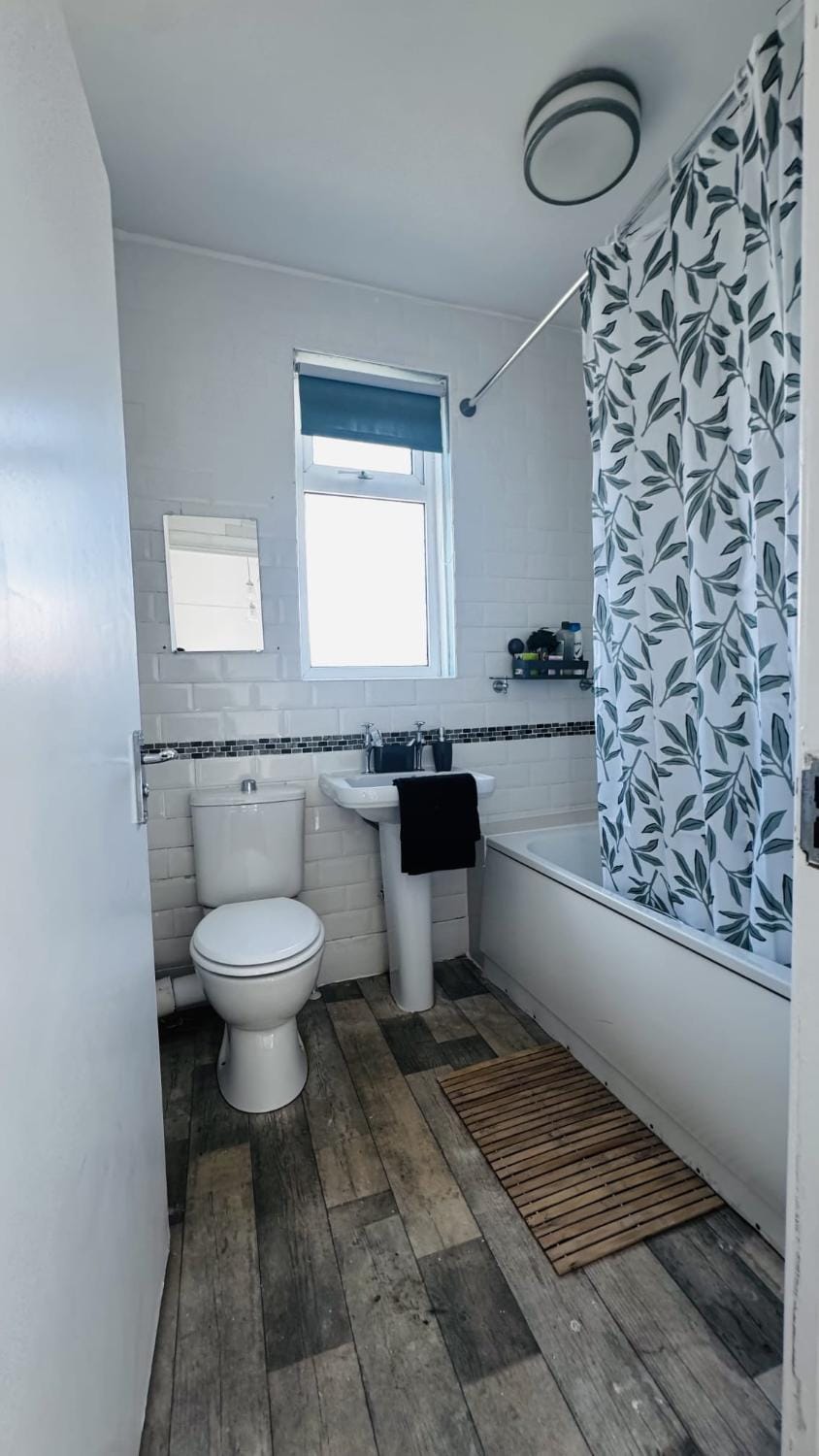 4 Bedroom house Bristol Eastville sleeps 9 Contractors Long stay Apartment in Bristol