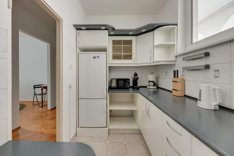 Coffee/tea facilities, Kitchen or kitchenette, Dining area, oven, stove