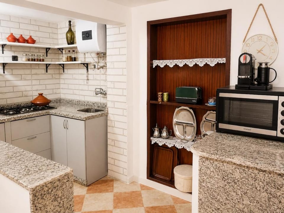 Coffee/tea facilities, Kitchen or kitchenette, oven, stove
