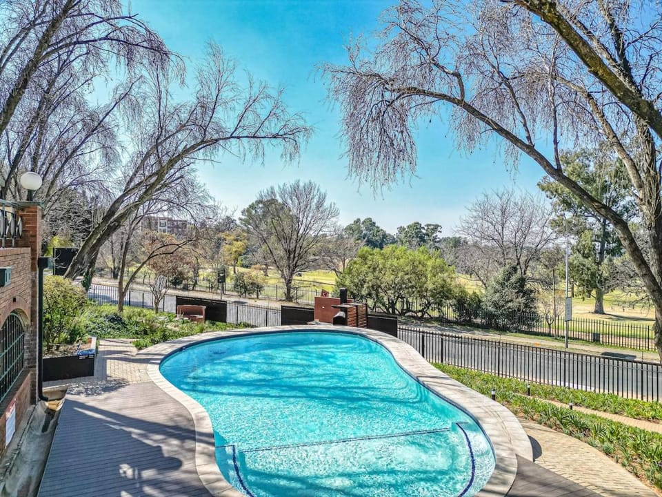 Modern Illovo Studio near Sandton Apartment in Sandton
