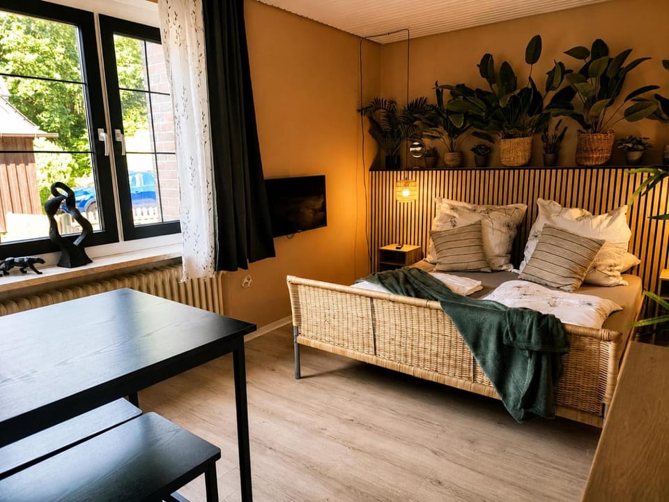 Bed, TV and multimedia, Photo of the whole room, Seating area, Dining area, Bedroom