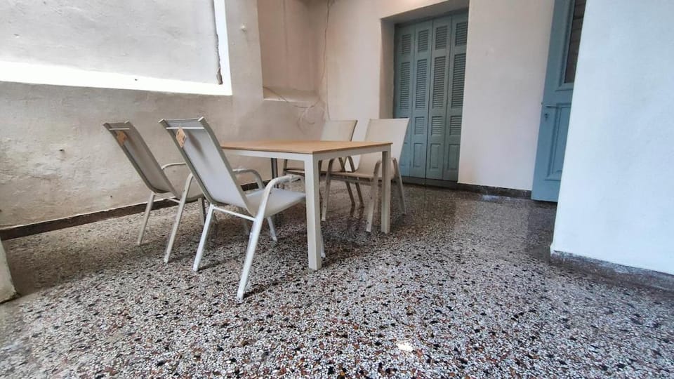 Detached house with garden 12 minutes from the Stavros Niarchos Foundation Apartment in Kallithea