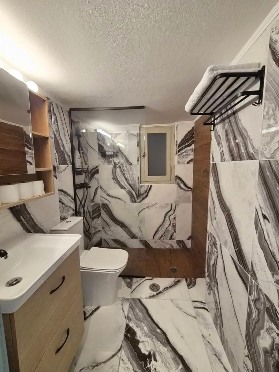 Shower, Toilet, Bathroom, towels