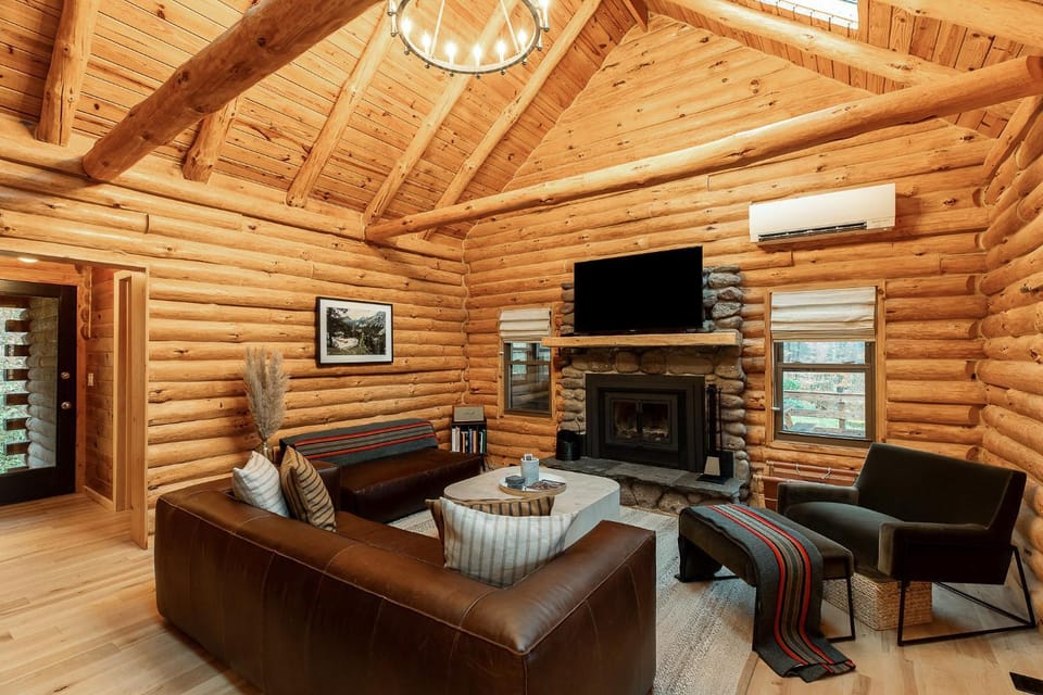 Fawn Hill Elevated Log Cabin w Year-Round Pool Cabin in Shandaken
