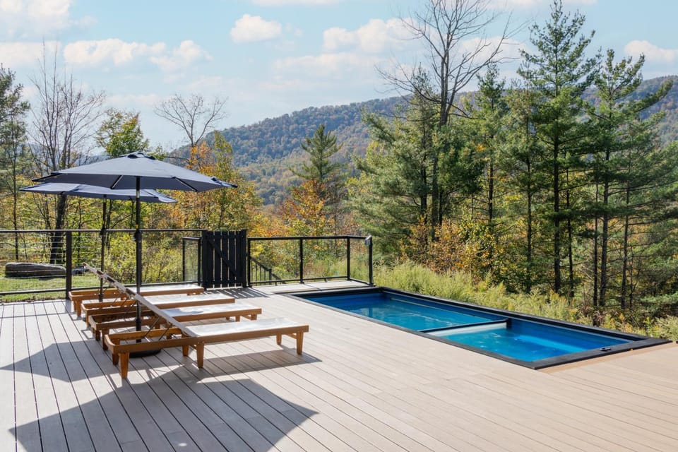 Fawn Hill Elevated Log Cabin w Year-Round Pool Cabin in Shandaken