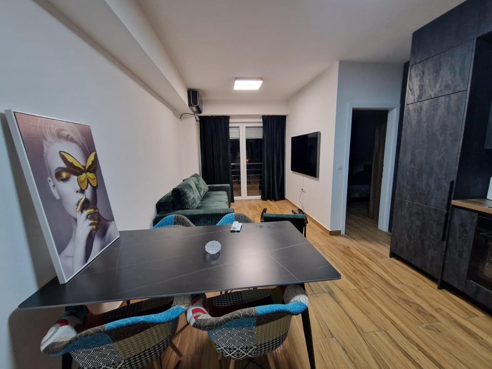 TV and multimedia, Living room, Seating area, Dining area