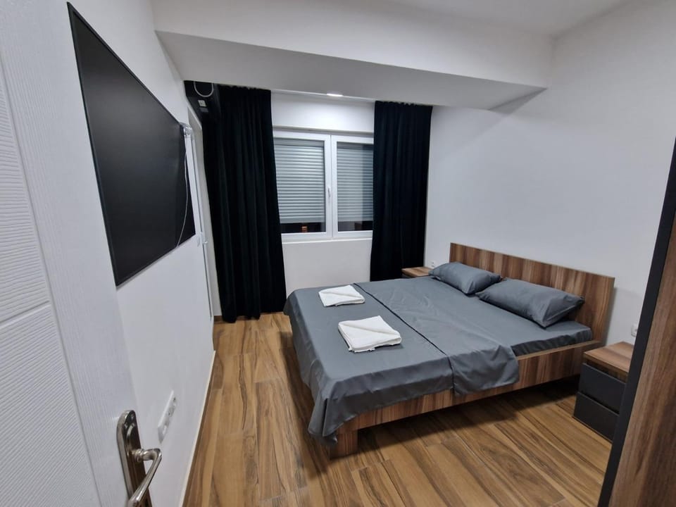 Bed, TV and multimedia, Photo of the whole room, Bedroom, towels