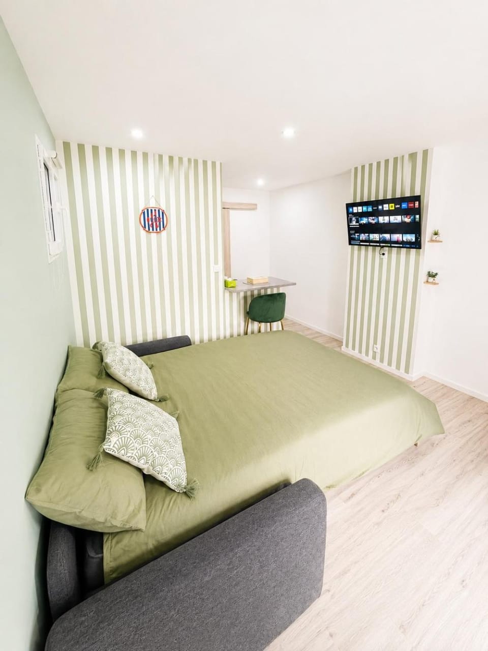 Bed, Living room
