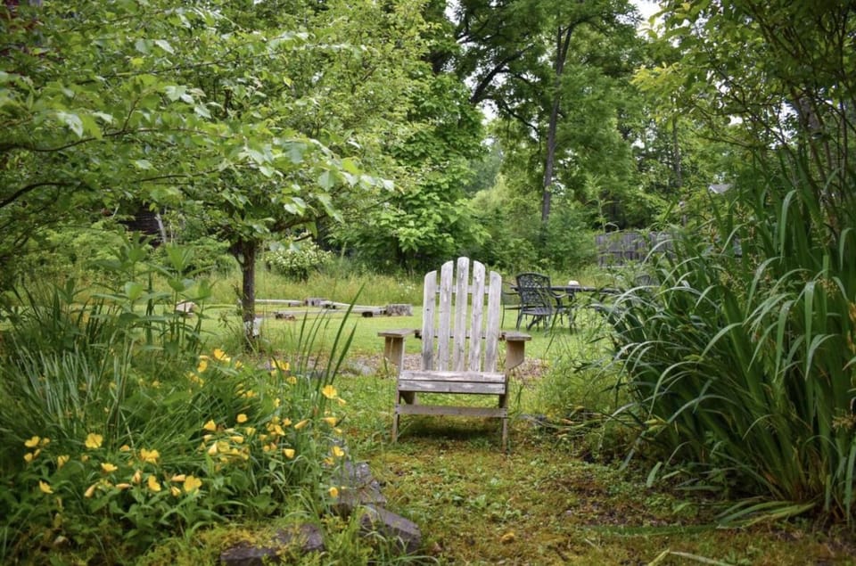 The Louie II Peaceful Accord Farmhouse House in Accord