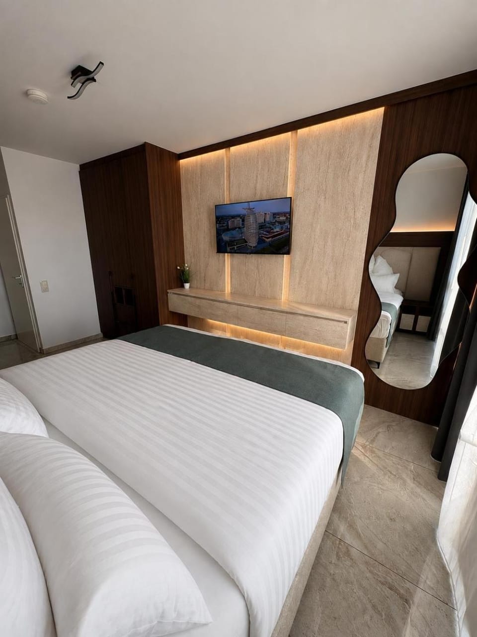 Bed, TV and multimedia, Bedroom