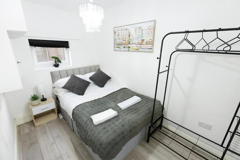 Modern 3 Bedroom London Home - 2 Bathrooms & Free Parking Apartment in London Borough of Southwark
