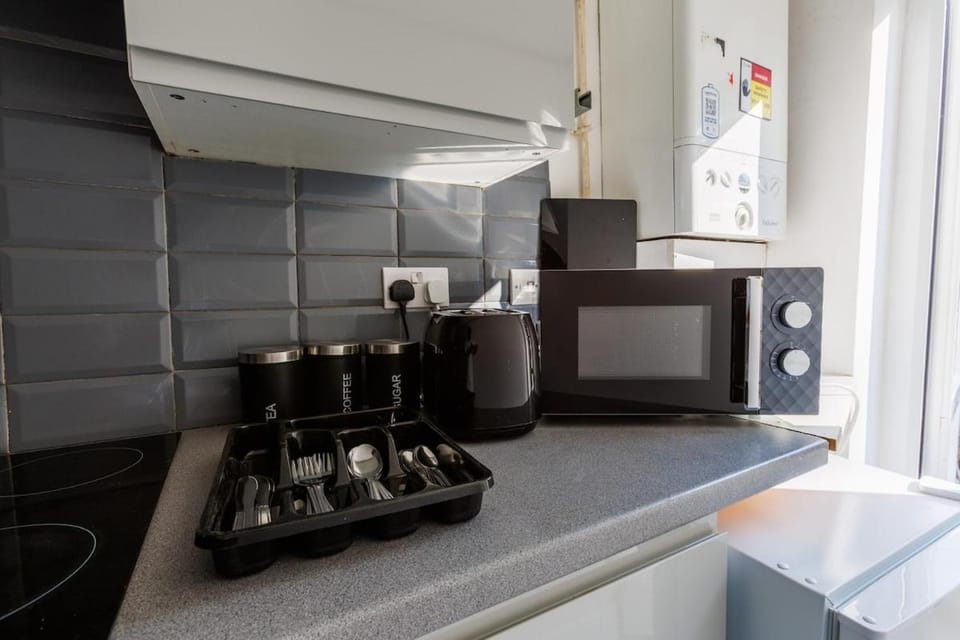 Coffee/tea facilities, Kitchen or kitchenette, oven, stove, stove, toaster