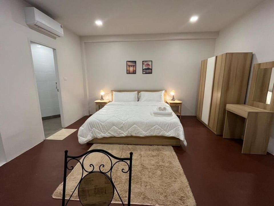 Photo of the whole room, Bedroom