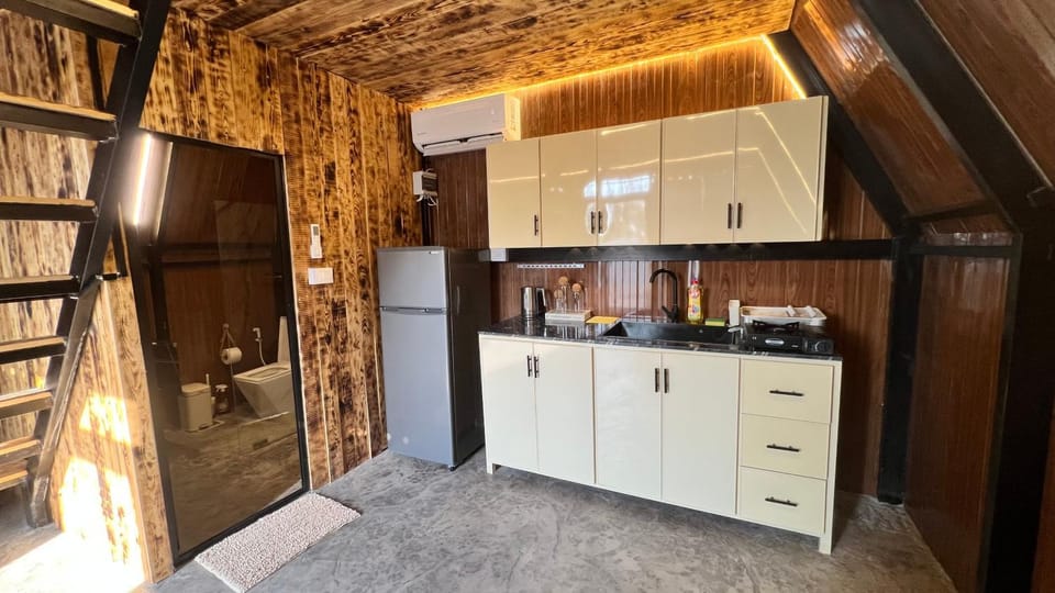 Kitchen or kitchenette, Internal: Not applicable to any particular room