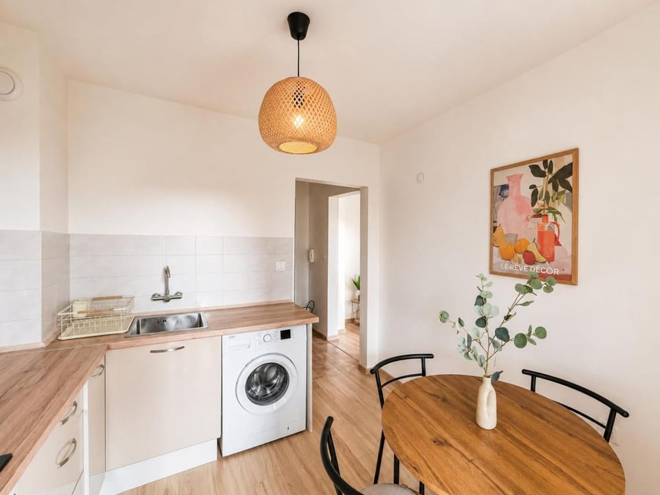 Kitchen or kitchenette, Dining area, washing machine