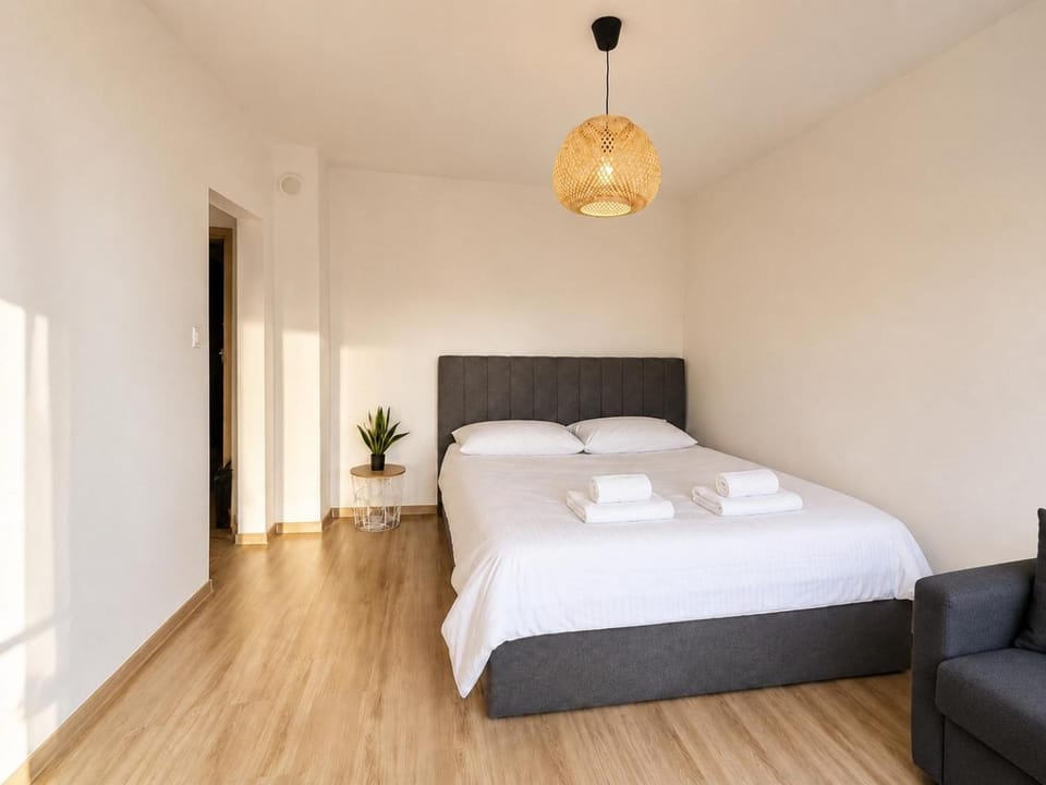 Bed, Bedroom, towels