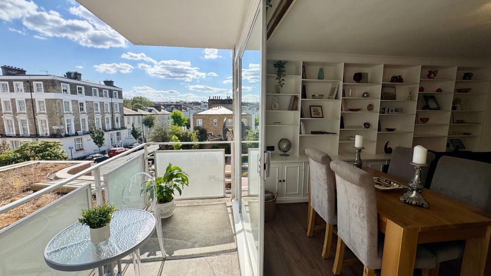2 Bedroom Apartment with Balcony Westbourne Grove Apartment in City of Westminster