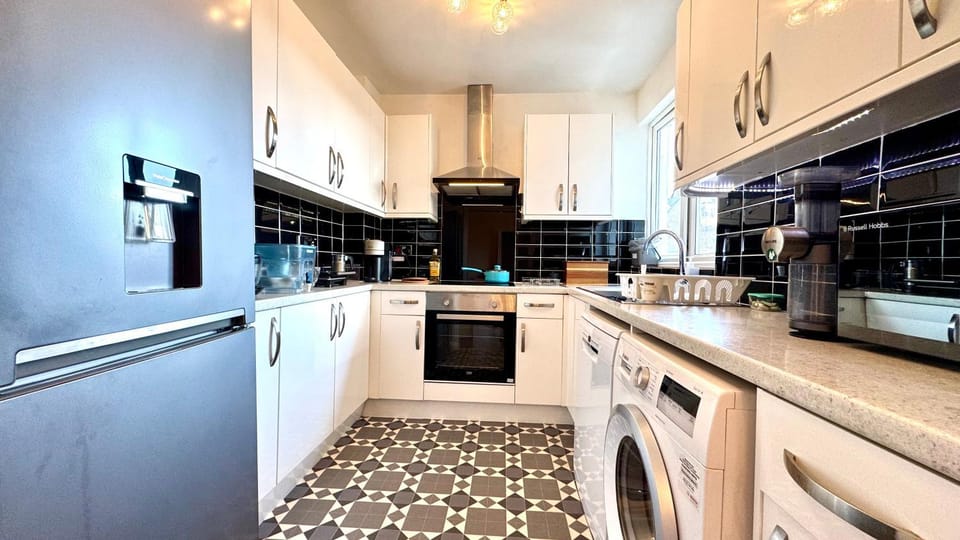 2 Bedroom Apartment with Balcony Westbourne Grove Apartment in City of Westminster